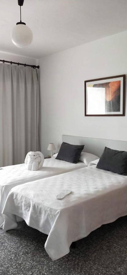 Hostal S'Algaret ฟอร์เนลส์ ภายนอก รูปภาพ