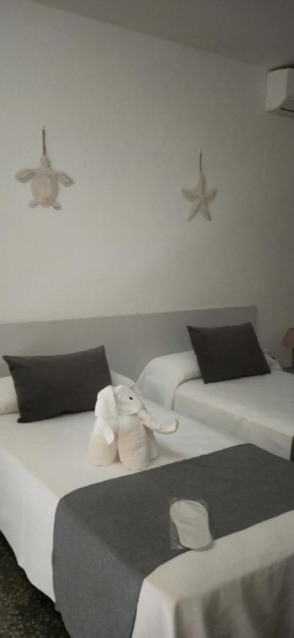 Hostal S'Algaret ฟอร์เนลส์ ภายนอก รูปภาพ