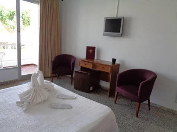 Hostal S'Algaret ฟอร์เนลส์ ภายนอก รูปภาพ